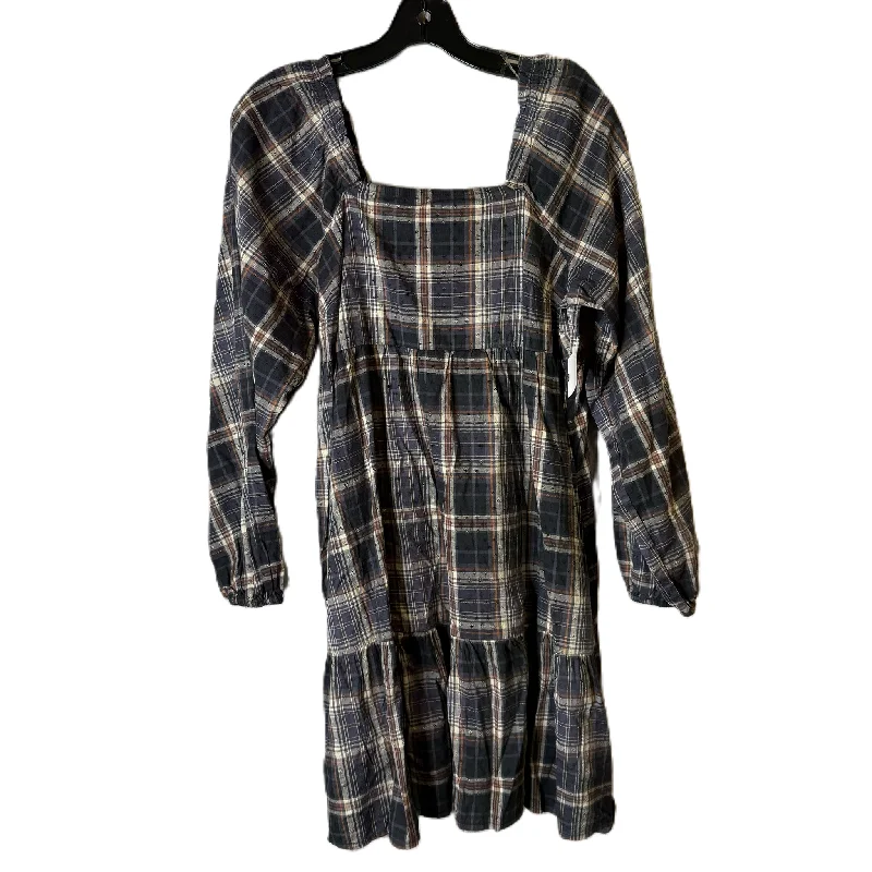 Dress Casual Short By Universal Thread In Plaid Pattern, Size: S